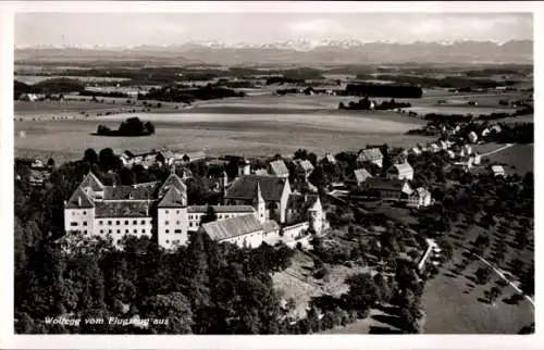 Ak Wolfegg im Allgäu, Luftaufnahme von  Schloss, Landschaft, Berge im Hintergrund