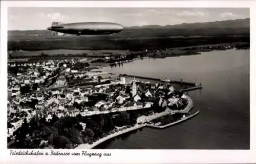 Ak Friedrichshafen am Bodensee, Luftaufnahme  Bodensee, Zeppelin, ruhiges Wasser