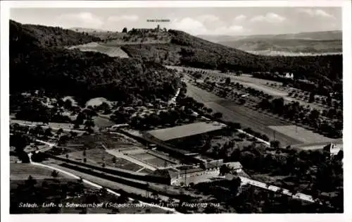 Ak Salach im Filstal, Luftaufnahme vom Schwimmbad, Landschaft, Gebäude, Flugzeugansicht
