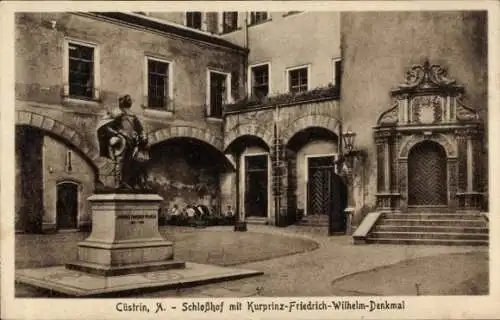 Ak Kostrzyn nad Odrą Cüstrin Ostbrandenburg, Schlosshof, Kurprinz Friedrich Wilhelm Denkmal