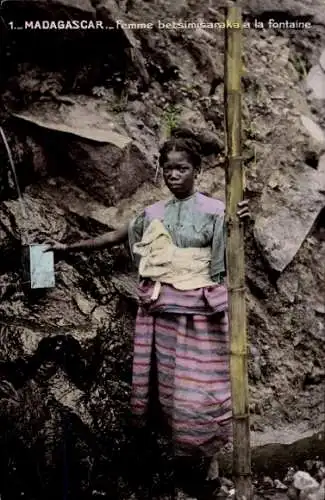 Ak Madagascar, Femme betsimisaraka á la fontaine