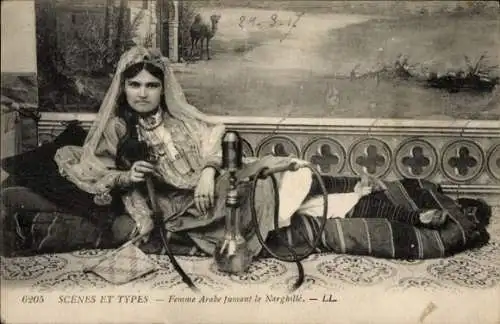 Ak Scenes et Types, Femme arabe fumant le Narghille, Araberin mit Wasserpfeife, Maghreb