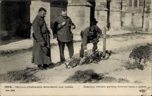 CPA Guerre 1914, Officiers d'Infanterie fleurissant une tombe