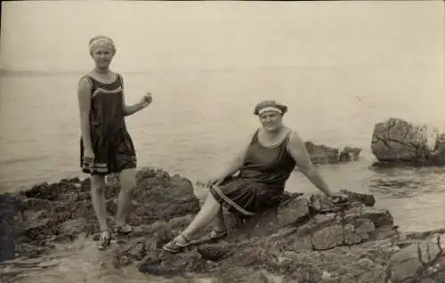 Ak Badestrand, zwei Frauen in Badekleidung