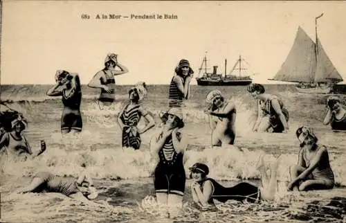 Ak Frauen im Wasser, Bademode, Badeanzug, Segelboot