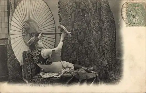 Ak Junge Frau mit Papagei, Sonnenschirm