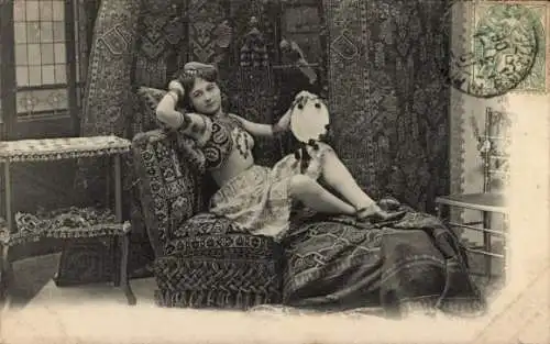 Ak Frau in orientalischer Kleidung, Papagei