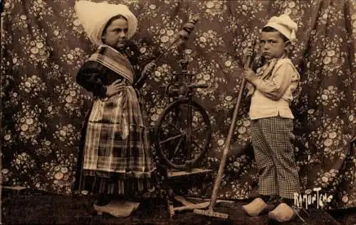 Ak Oléron Charente Maritime, Kinder in Volkstrachten, Spinnrad