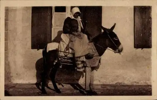 Ak Ile de Ré, Esel mit Hose, Frau in Tracht