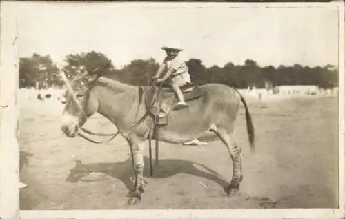 Foto Ak Kind auf Esel reitend