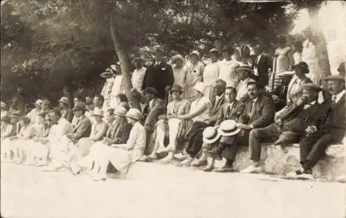 Foto Ak Calvados Frankreich, Menschengruppe, 1926
