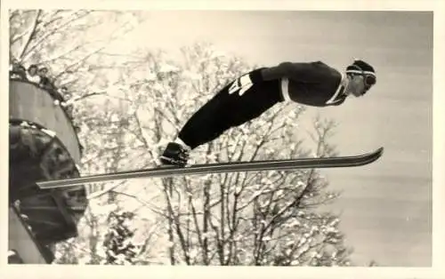 Foto Ak Skispringer Kiiskinen in der Luft