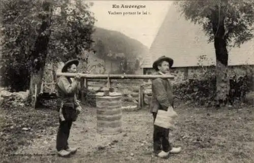 CPA Auvergne, Vachers portant le lait