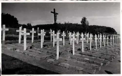 Ak Iserlohn im Märkischen Kreis, Soldatenfriedhof mit Holzkreuzen, in der Mitte ein großes Kreuz