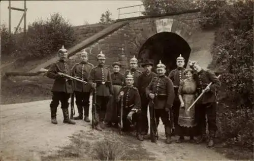 Foto Ak Deutsche Soldaten in Uniform, Brückenwache
