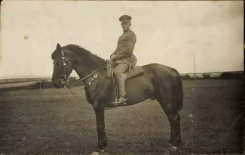 Foto Ak Deutscher Soldat in Uniform zu Pferd, I. WK