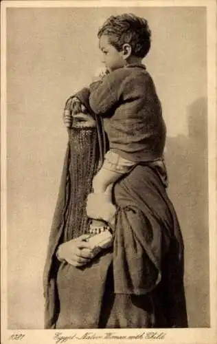 Ak Ägypten, Eine verschleierte Frau trägt ein Kind auf der Schulter, Lehnert & Landrock 1081