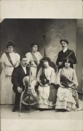 Foto Ak Gruppe mit Musikinstrumenten