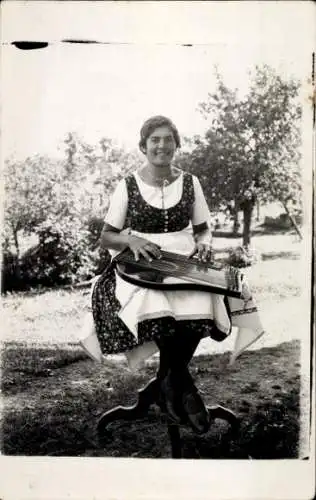 Foto Ak Frau in Volkstracht, Musikinstrument