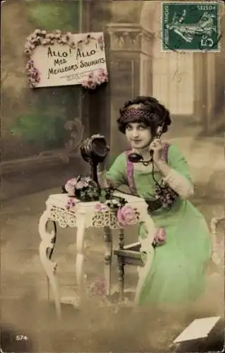 Ak Frau beim Telefonieren, Telefon, Blumen, Tisch