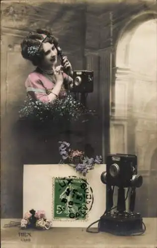 Ak Frau beim Telefonieren, Telefon, Kitsch, Blumen