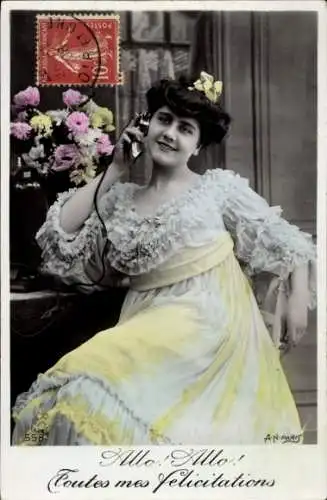 Ak Frau beim Telefonieren, Telefon, Blumen