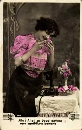 Ak Paris I Louvre, Eine junge Frau in einem rosa Kleid telefoniert. Auf dem Tisch steht ein Bl...
