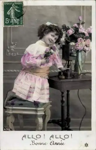 Ak Glückwunsch Neujahr, Mädchen am Telefon, Blumenvase