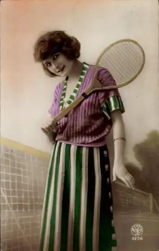 Ak Frau mit Tennisschläger, Porträt