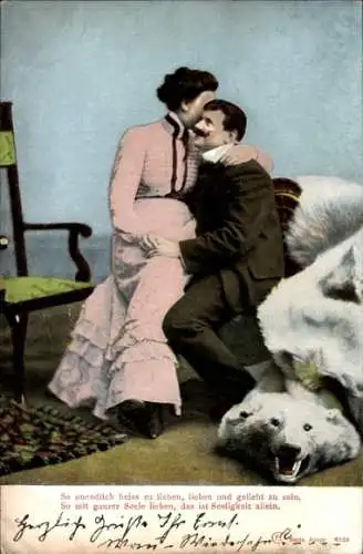 Ak So unendlich heiss zu lieben, Liebespaar, Eisbärenfell