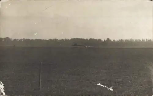 Foto Ak Flugzeug auf einem Flugplatz, Doppeldecker