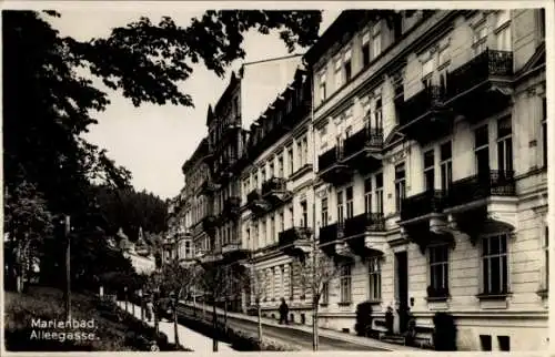 Ak Mariánské Lázně Marienbad Region Karlsbad, Stadtansicht, Straßenszene, elegante Wohnhäuser,...