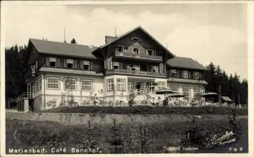Ak Mariánské Lázně Marienbad Region Karlsbad, Café Sennhof, Hotelgebäude, umgeben von Pflanzen...