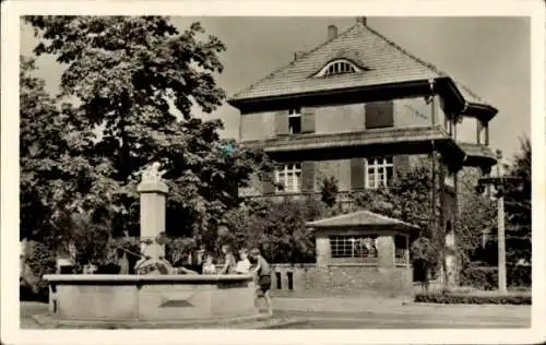 Ak Hennigsdorf an der Oberhavel, Brunnen, Kinder