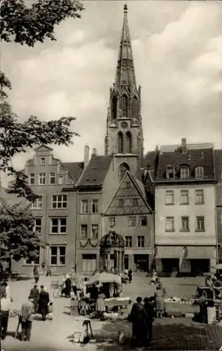 Ak Merseburg an der Saale, Marktplatz, Kirche, historische Gebäude, Marktstände, Menschen