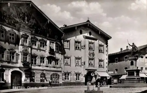 Ak Bad Tölz in Oberbayern, Oberer Markt, historische Gebäude, Statue, Stadtansicht