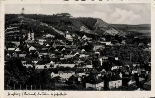 Ak Freyburg an der Unstrut, Blick auf den Ort, Schornsteine, Berg, Felder