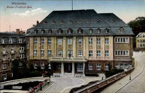 Ak Wiesbaden in Hessen, Historisches Gebäude, Kaiser-Friedrich-Bad, Blumenrabatten, Bäume, son...