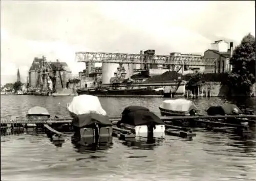Ak Wittenberge an der Elbe Prignitz, Schwarz-weiß Foto, Boote im Wasser, Industrie im Hintergrund