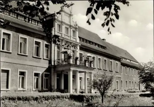 Ak Ohorn in Sachsen, Pflegeheim, mehrstöckiges Gebäude, Blumenbeete, Bäume