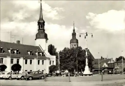 Ak Spremberg in der Lausitz, Marktplatz, Gebäude mit hohen Türmen, ältere Autos, Sommerwetter
