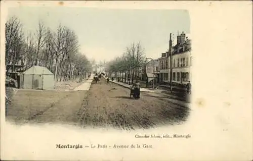 Ak Montargis Loiret, Straße mit Bäumen, Gebäude rechts, Pferdefuhrwerk, Bahnhofsnähe
