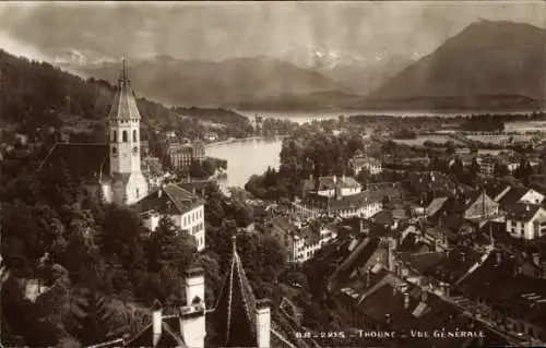Ak Thun Kanton Bern Schweiz, Aussicht über  See im Hintergrund, Berge, alte Gebäude, Kirchturm