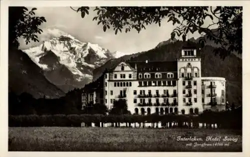 Ak Interlaken Kanton Bern Schweiz, Hotel Savoy, Berg Jungfrau, alpine Landschaft, schwarz-weiß Fo