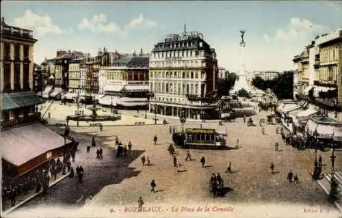 Ak Bordeaux Gironde, Ansicht der Place de la Comédie, kleine Menschenmenge, Straßenbahn, alte Geb