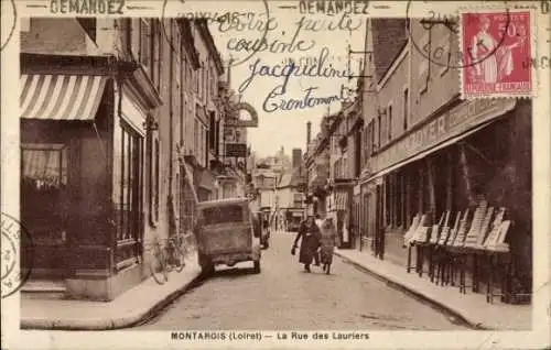 Ak Montargis Loiret, Straße mit mehreren Gebäuden, ein Auto, Verkaufsstände, nansicht