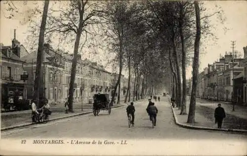 Ak Montargis Loiret, Straße mit Bäumen, Fahrräder, Wagen,  Architektur