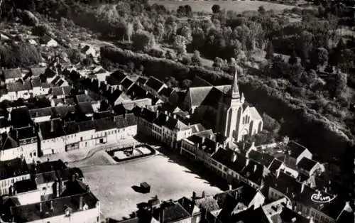 Ak Villeneuve l'Archevêque Yonne, Luftbild vom Kirchplatz, Kirche