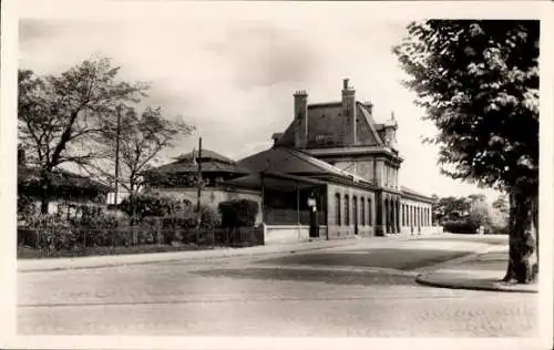 Ak Pantin Seine Saint Denis, Bahnhof, Gebäude, Straße, Bäume, Schwarz-Weiß-Fotografie