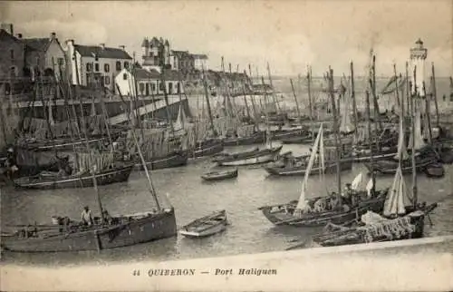 Ak Quiberon Morbihan, Hafenansicht, viele Boote, Gebäude im Hintergrund, Leuchtturm